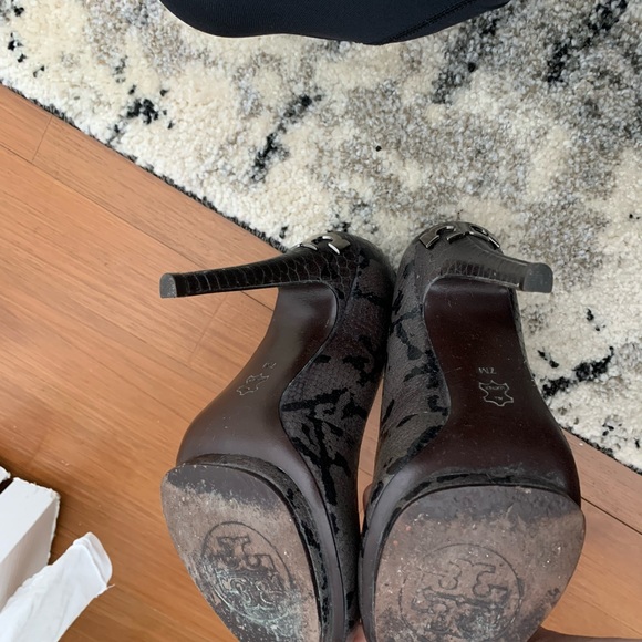 Tory Burch Jude Snakeskin Pump - Picture 5 of 10